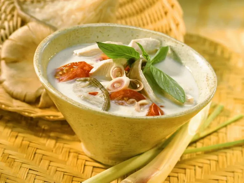 Hähnchensuppe mit Zitronengras und Pilzen auf Thai-Art