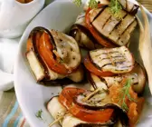 Auberginenwickel mit Tomatendip