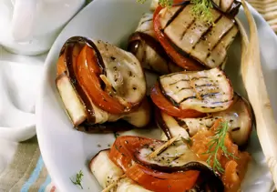 Auberginenwickel mit Tomatendip