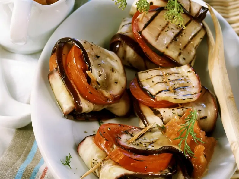 Auberginenwickel mit Tomatendip