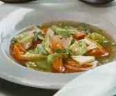 Wirsingsuppe mit Fleischwurst und Senf