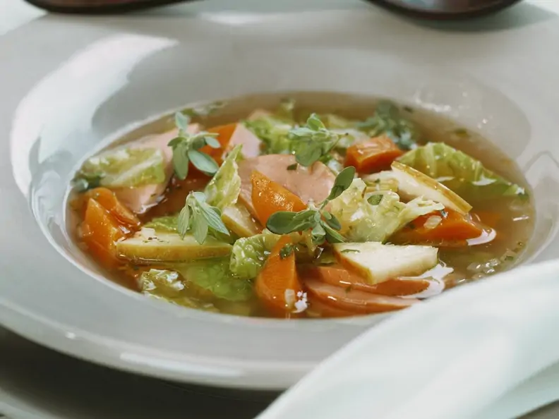 Wirsingsuppe mit Fleischwurst und Senf