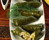 Weinblätter mit Reisfüllung (Dolmades)