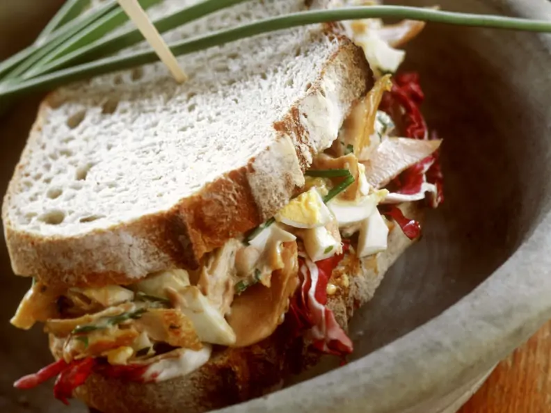 Pausenbrot mit Radicchio-Geflügelsalat