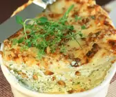 Kleine Lasagne mit Kräuterfrischkäse und Nüssen