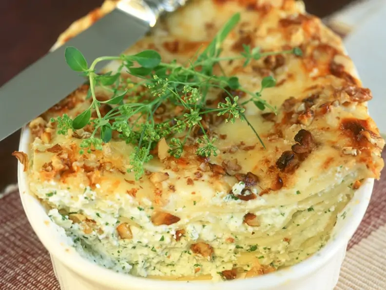 Kleine Lasagne mit Kräuterfrischkäse und Nüssen