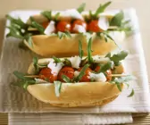 Baguettebrötchen mit Grilltomaten, Rucola und Parmesan