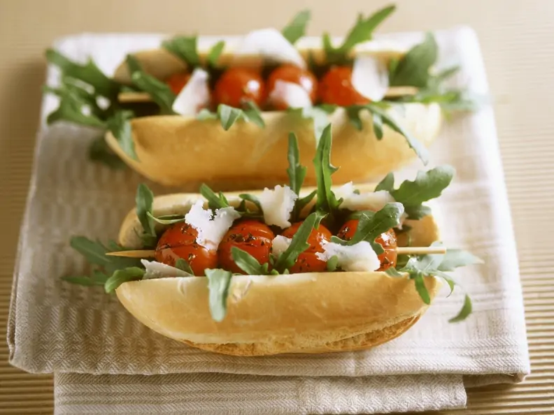 Baguettebrötchen mit Grilltomaten, Rucola und Parmesan