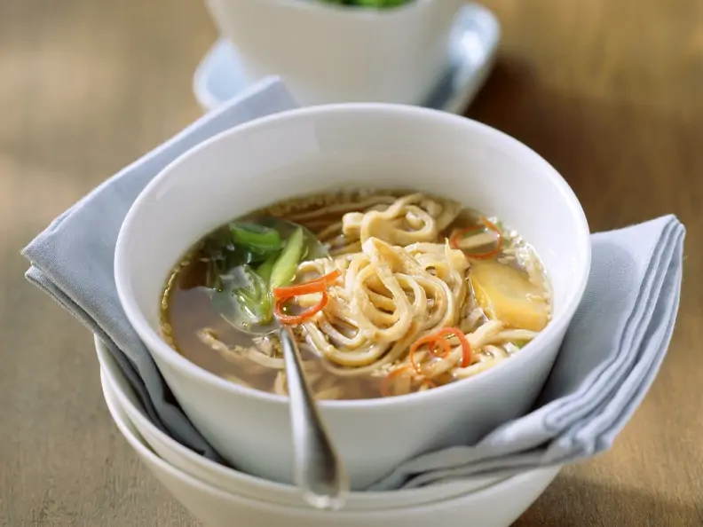 Sesampfannkuchen-Suppe