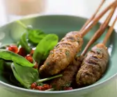 Würzige Hackspieße mit Spinatsalat