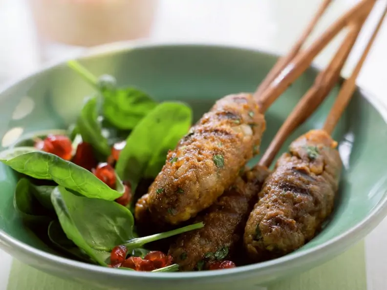 Würzige Hackspieße mit Spinatsalat