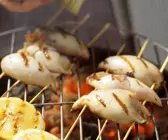 Gegrilltes Tintenfischspieße