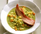 Erbsen-Kartoffelsuppe mit Schweinebauch