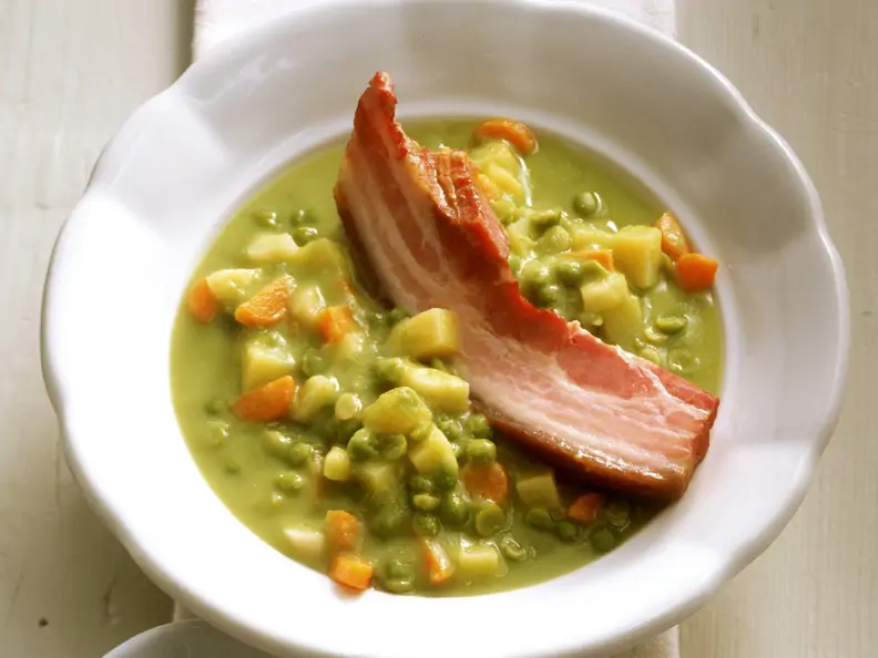 Erbsen-Kartoffelsuppe mit Schweinebauch