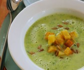 Zucchinisuppe mit knusprigen Kartoffelwürfeln