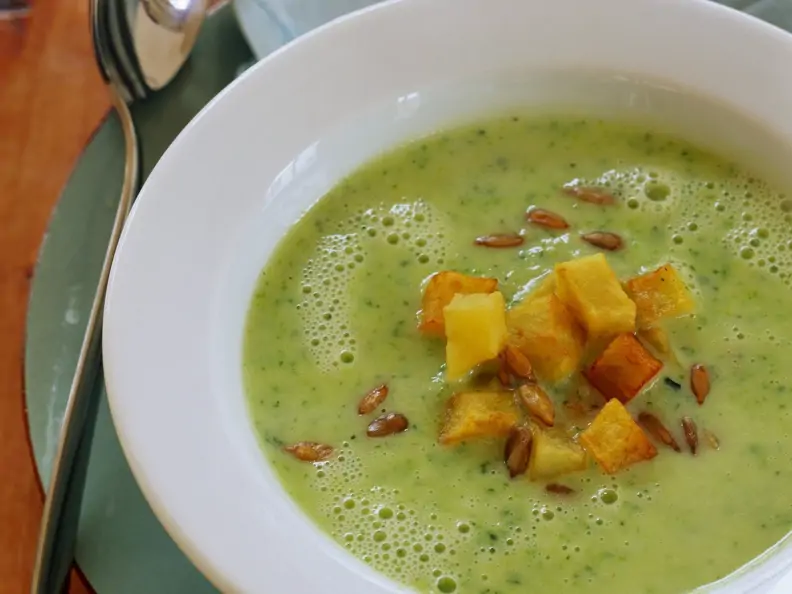 Zucchinisuppe mit knusprigen Kartoffelwürfeln