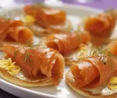 Kleine Pfannkuchen mit geräuchertem Lachs