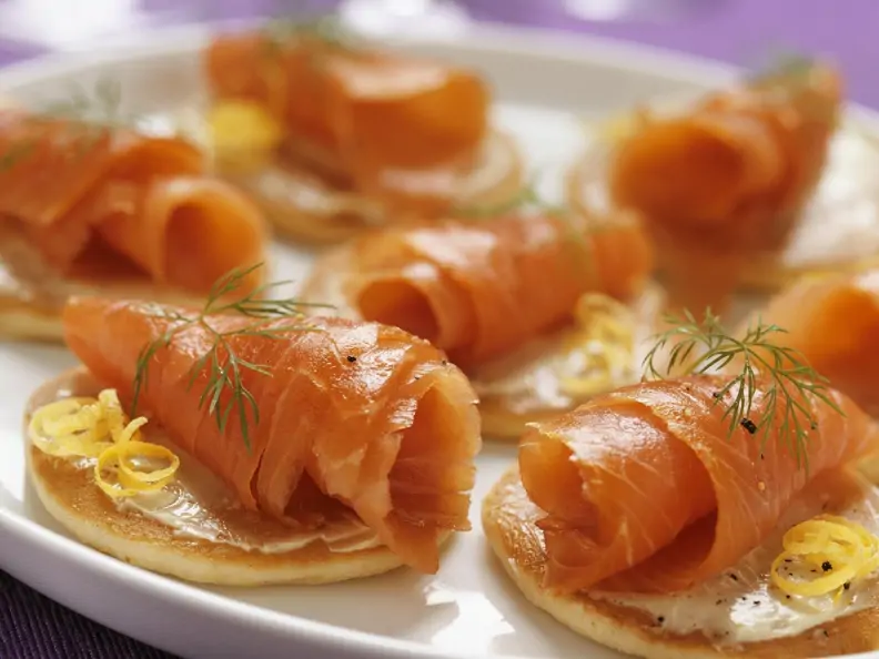 Kleine Pfannkuchen mit geräuchertem Lachs