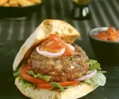Ciabatta-Burger mit Rucola und Tomaten