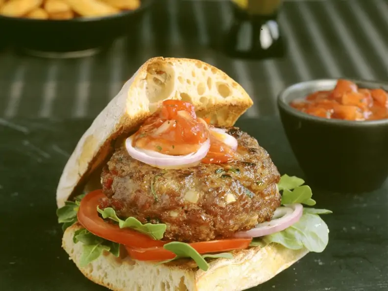 Ciabatta-Burger mit Rucola und Tomaten