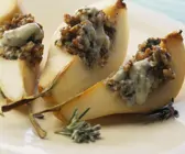 Birne mit Blauschimmelkäse-Nuss-Füllung
