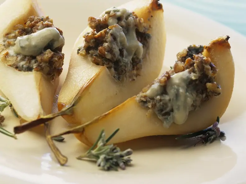 Birne mit Blauschimmelkäse-Nuss-Füllung