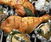 Gegrilltes Honig-Hähnchen mit Salbeikartoffeln