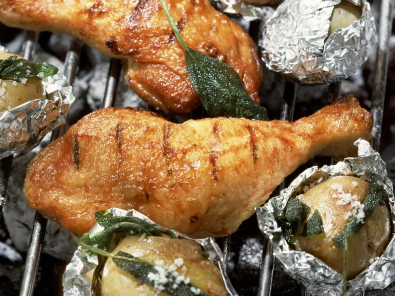 Gegrilltes Honig-Hähnchen mit Salbeikartoffeln