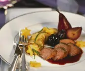 Gebratener Rehrücken auf Rotweinsoße dazu Apfel-Kartoffel-Gratin