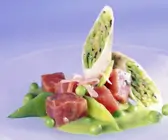 Thunfischsalat mit Erbsen und Frühlingsrollen mit Zuckerschoten-Füllung