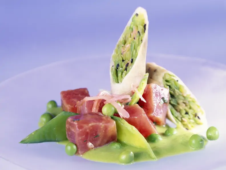 Thunfischsalat mit Erbsen und Frühlingsrollen mit Zuckerschoten-Füllung