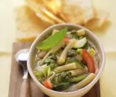 Minestrone mit Nudeln und grünem Pesto