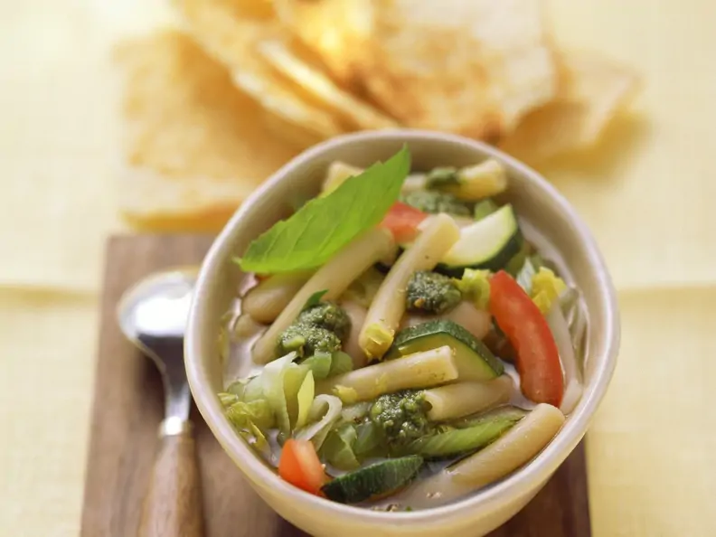 Minestrone mit Nudeln und grünem Pesto
