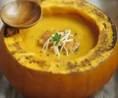 Kürbissuppe im Golden Nugget mit Käse und Croutons
