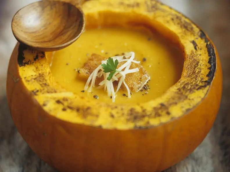 Kürbissuppe im Golden Nugget mit Käse und Croutons