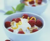 Ricottacreme mit Zitrone und Himbeeren
