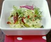 Salat mit Chili und Zitrone