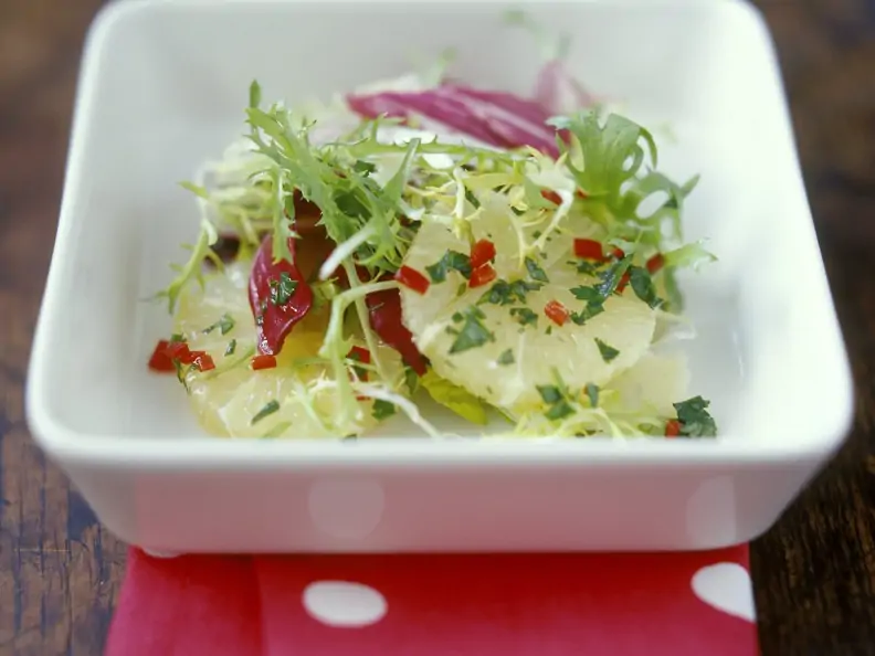Salat mit Chili und Zitrone