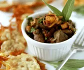 Kartoffelpuffer mit Pilz-Hähnchenleber-Ragout