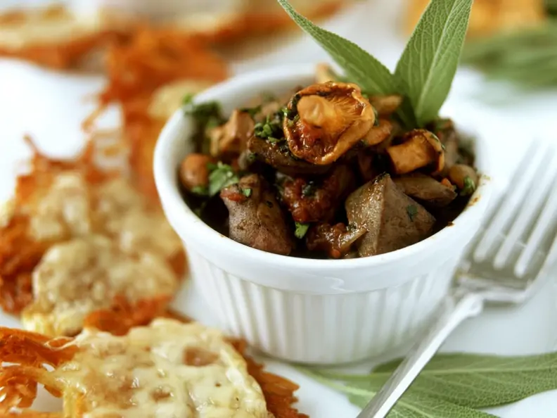 Kartoffelpuffer mit Pilz-Hähnchenleber-Ragout