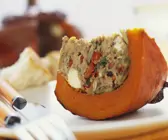 Kürbis mit Hackfleisch gefüllt