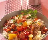 Reispfanne mit Paprika, Fleisch und Speck