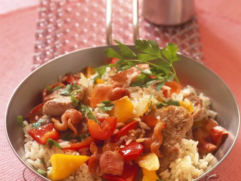 Reispfanne mit Paprika, Fleisch und Speck