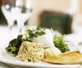 Sellerie-Shrimps-Flan mit Käse und Toastbrot