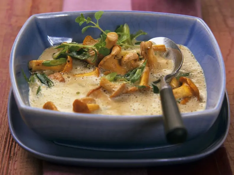 Cremige Pfifferlingssuppe mit Majoran