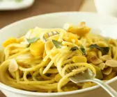 Pasta mit Kürbis und Mandelblättchen