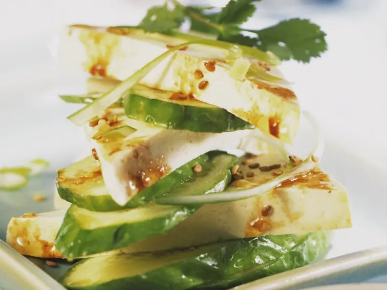 Marinierter Tofu mit Gurken