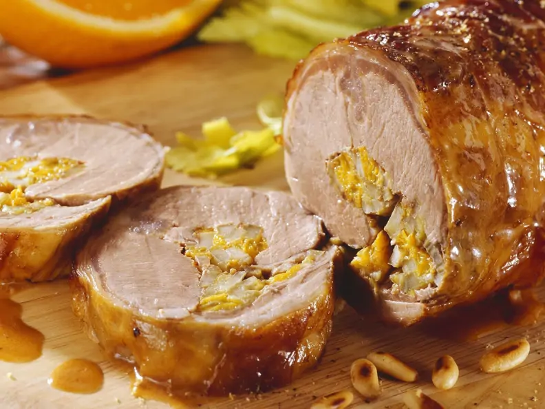 Lammrollbraten mit Orangen und Sellerie gefüllt
