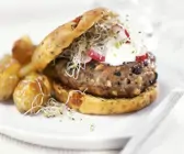 Burger mit Sprossen und Ofenkartoffeln