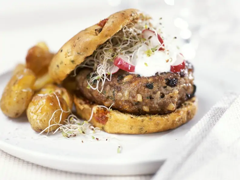 Burger mit Sprossen und Ofenkartoffeln